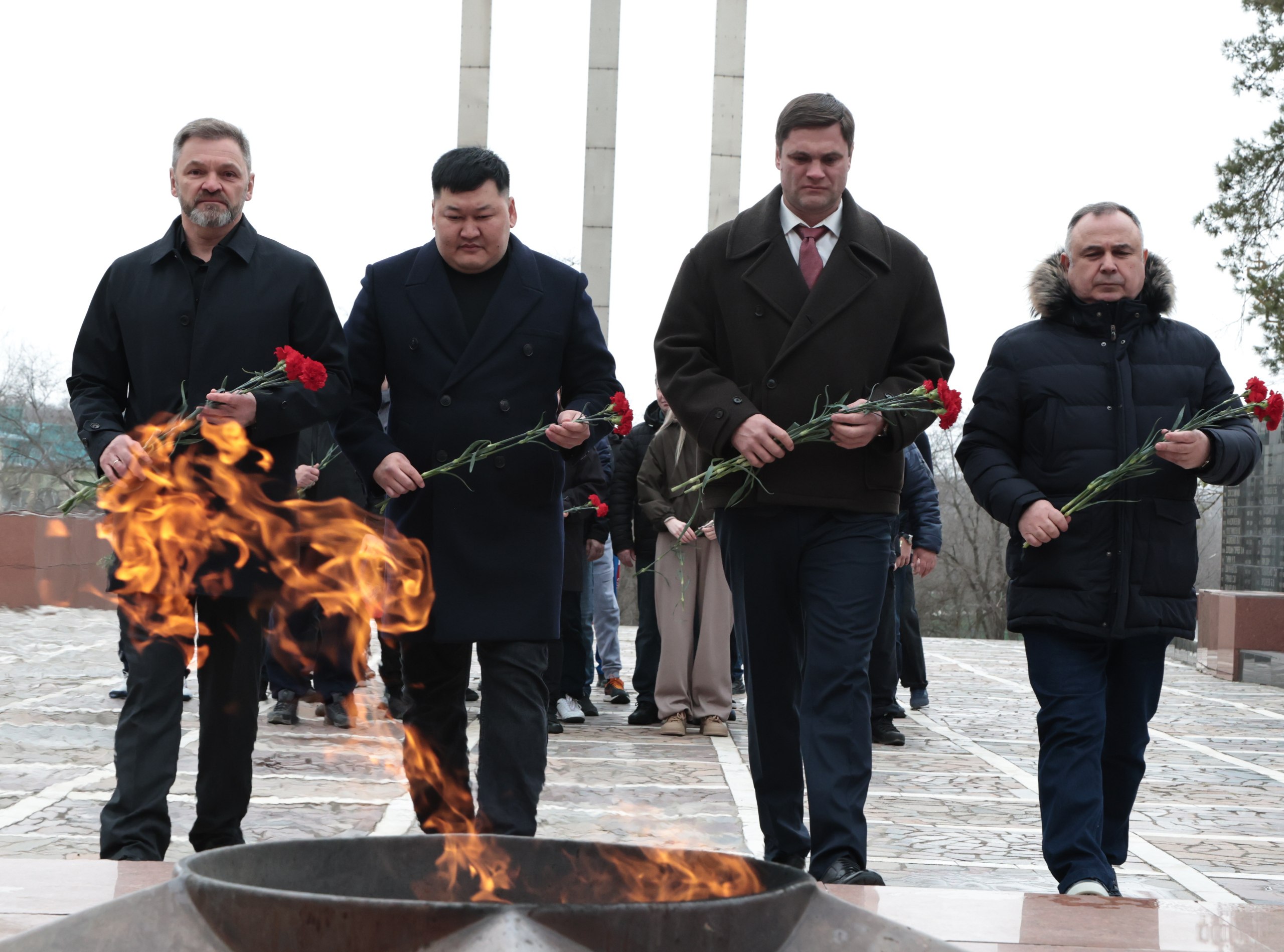 Сегодня перед торжественным открытием Первенства Южного федерального округа по боксу среди юношей и девушек 13–14 лет прошла церемония возложения цветов у Вечного огня Сегодня перед торжественным открытием Первенства Южного федерального округа по боксу среди юношей и девушек 13–14 лет прошла церемония возложения цветов у Вечного огня