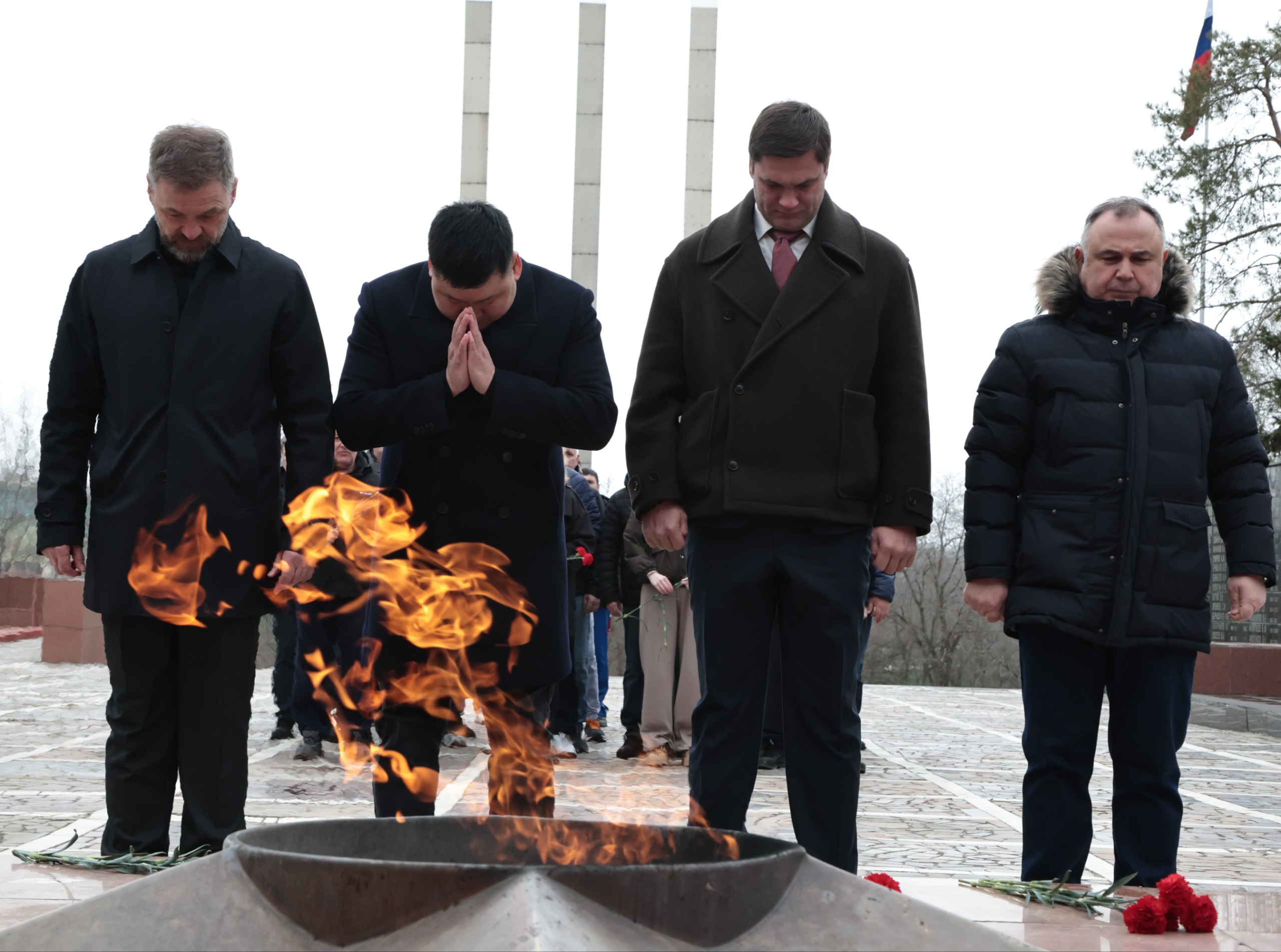Сегодня перед торжественным открытием Первенства Южного федерального округа по боксу среди юношей и девушек 13–14 лет прошла церемония возложения цветов у Вечного огня Сегодня перед торжественным открытием Первенства Южного федерального округа по боксу среди юношей и девушек 13–14 лет прошла церемония возложения цветов у Вечного огня