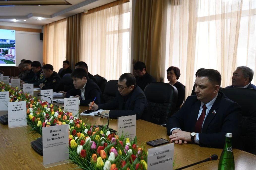 В администрации города Элисты состоялось еженедельное аппаратное совещание под председательством Первого заместителя Бориса Кальдинова с участием Главы города Элисты – председателя ЭГС Максима Сорокина и руководителей... В администрации города Элисты состоялось еженедельное аппаратное совещание под председательством Первого заместителя Бориса Кальдинова с участием Главы города Элисты – председателя ЭГС Максима Сорокина и руководителей...