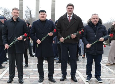 Сегодня перед торжественным открытием Первенства Южного федерального округа по боксу среди юношей и девушек 13–14 лет прошла церемония возложения цветов у Вечного огня