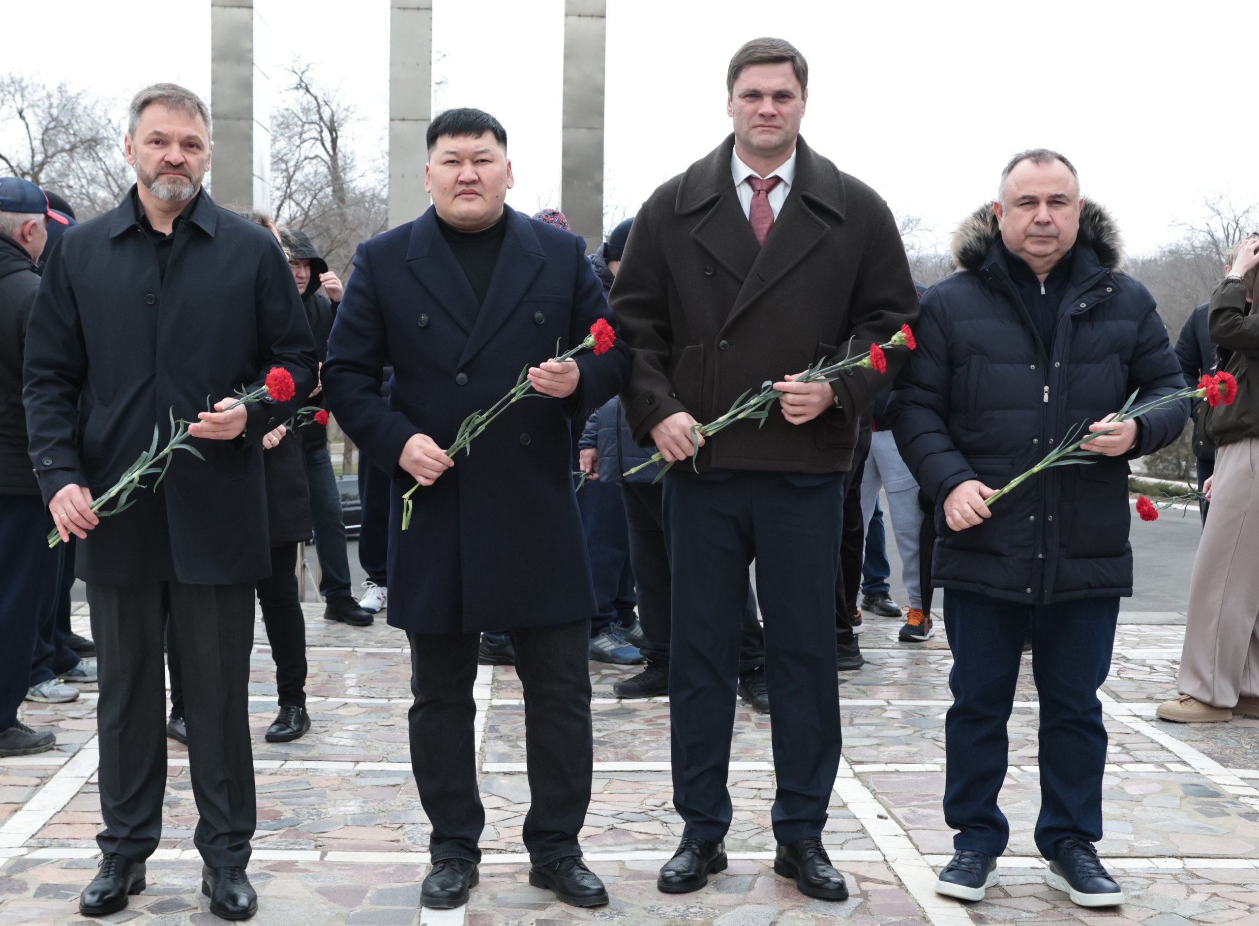 Сегодня перед торжественным открытием Первенства Южного федерального округа по боксу среди юношей и девушек 13–14 лет прошла церемония возложения цветов у Вечного огня