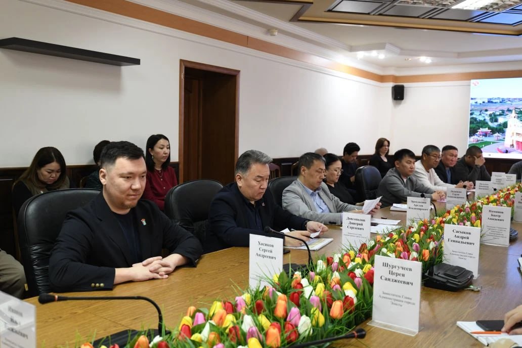 В Администрации Элисты прошло еженедельное аппаратное совещание под председательством Первого заместителя Бориса Кальдинова с участием Главы города - председателя ЭГС Максима Сорокина и руководителей структурных подразделений В Администрации Элисты прошло еженедельное аппаратное совещание под председательством Первого заместителя Бориса Кальдинова с участием Главы города - председателя ЭГС Максима Сорокина и руководителей структурных подразделений