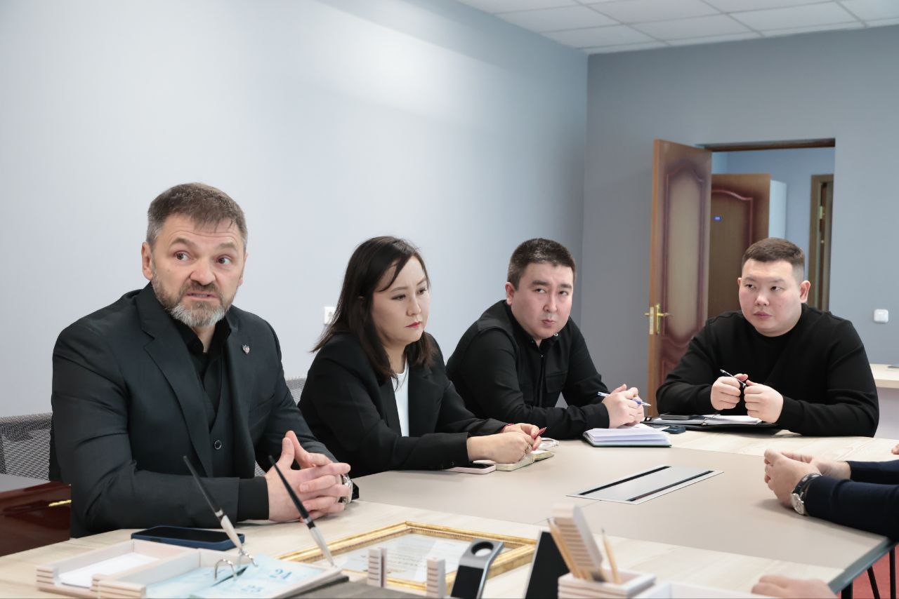 Накануне старта Первенства Южного федерального округа по боксу среди юношей и девушек 13–14 лет состоялась рабочая встреча под председательством министра физической культуры и спорта Республики Калмыкия Константина Батырова Накануне старта Первенства Южного федерального округа по боксу среди юношей и девушек 13–14 лет состоялась рабочая встреча под председательством министра физической культуры и спорта Республики Калмыкия Константина Батырова