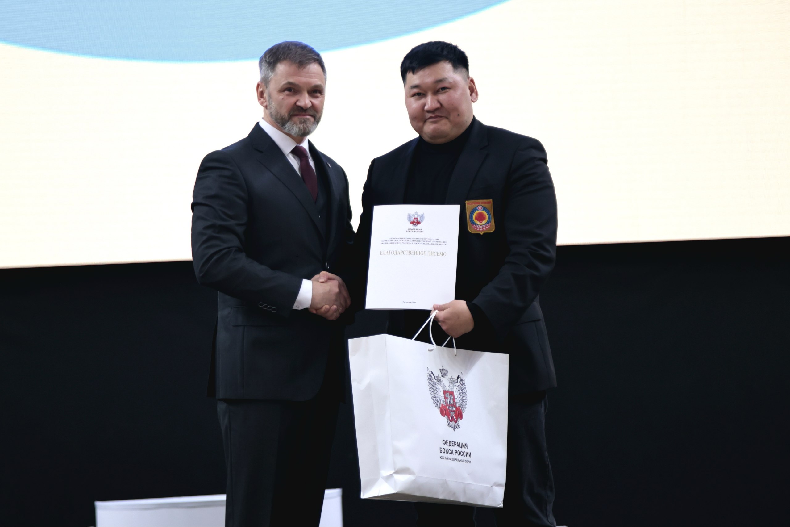 В Элисте стартовали поединки Первенства ЮФО по боксу среди юношей и девушек 13–14 лет В Элисте стартовали поединки Первенства ЮФО по боксу среди юношей и девушек 13–14 лет