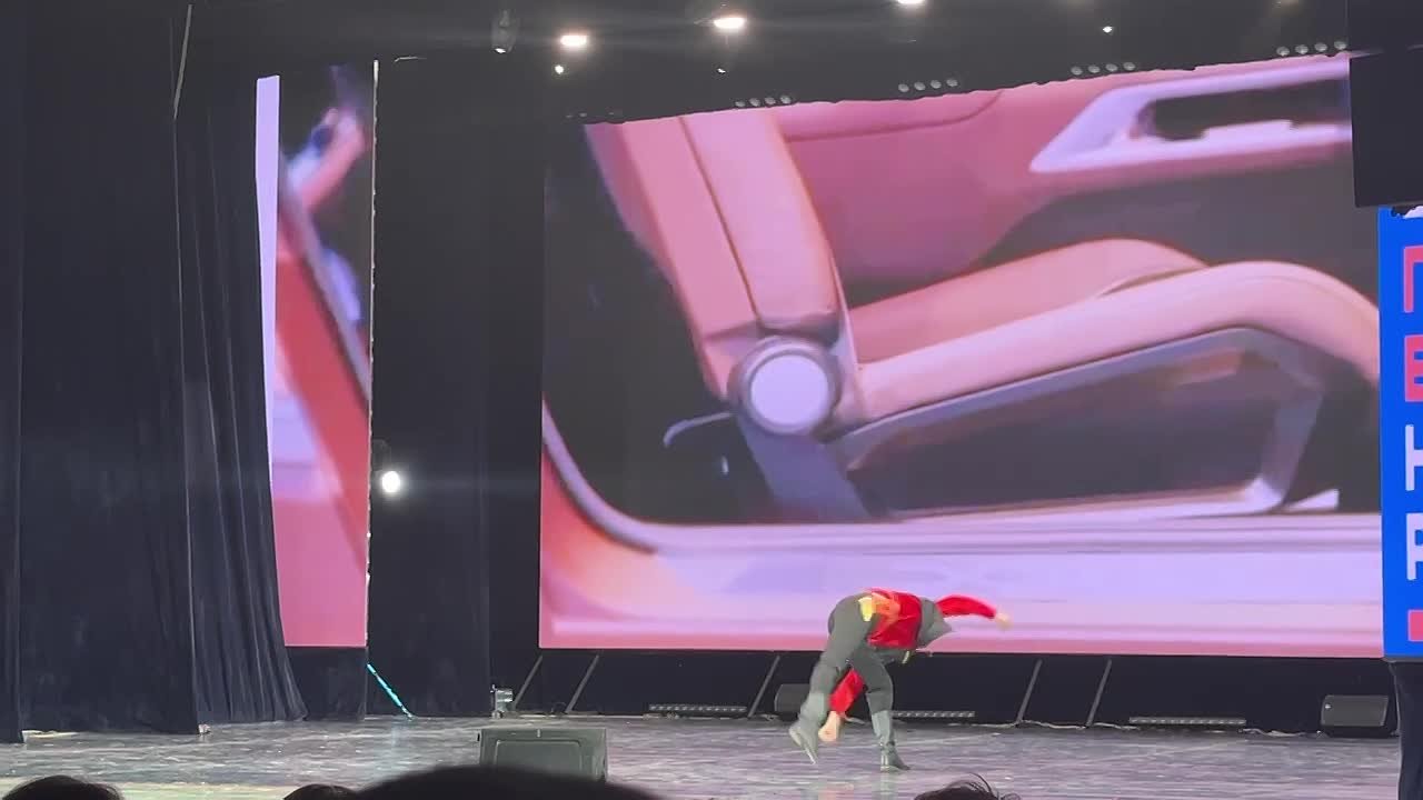 Началось торжественное открытие Года единства народов России с хореографической композиции «Россия, вперед!»