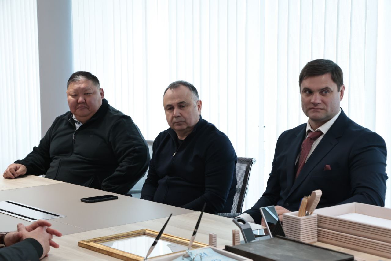 Накануне старта Первенства Южного федерального округа по боксу среди юношей и девушек 13–14 лет состоялась рабочая встреча под председательством министра физической культуры и спорта Республики Калмыкия Константина Батырова Накануне старта Первенства Южного федерального округа по боксу среди юношей и девушек 13–14 лет состоялась рабочая встреча под председательством министра физической культуры и спорта Республики Калмыкия Константина Батырова