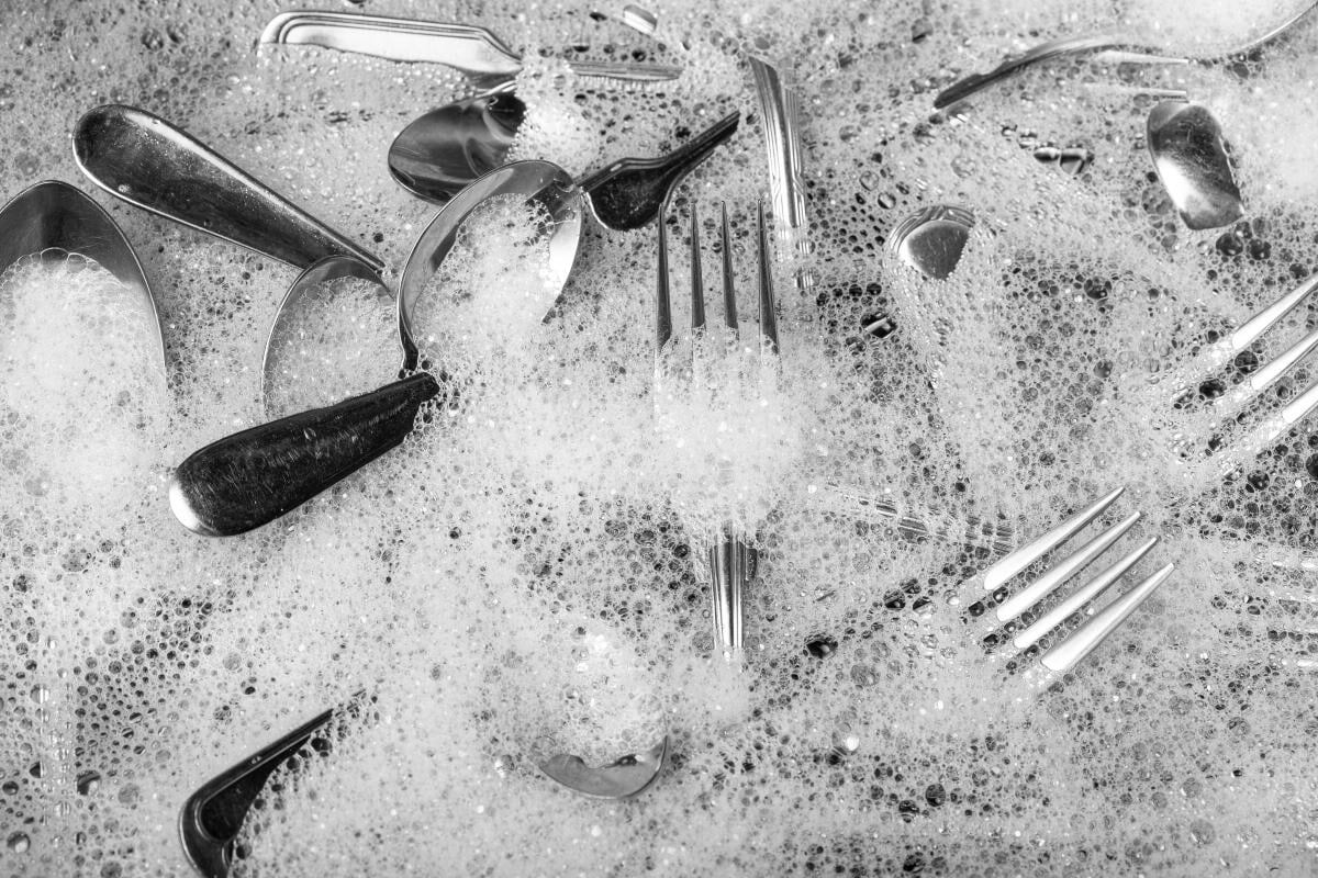 Как легко освежить столовые приборы: секрет быстрого очищения за 20 минут