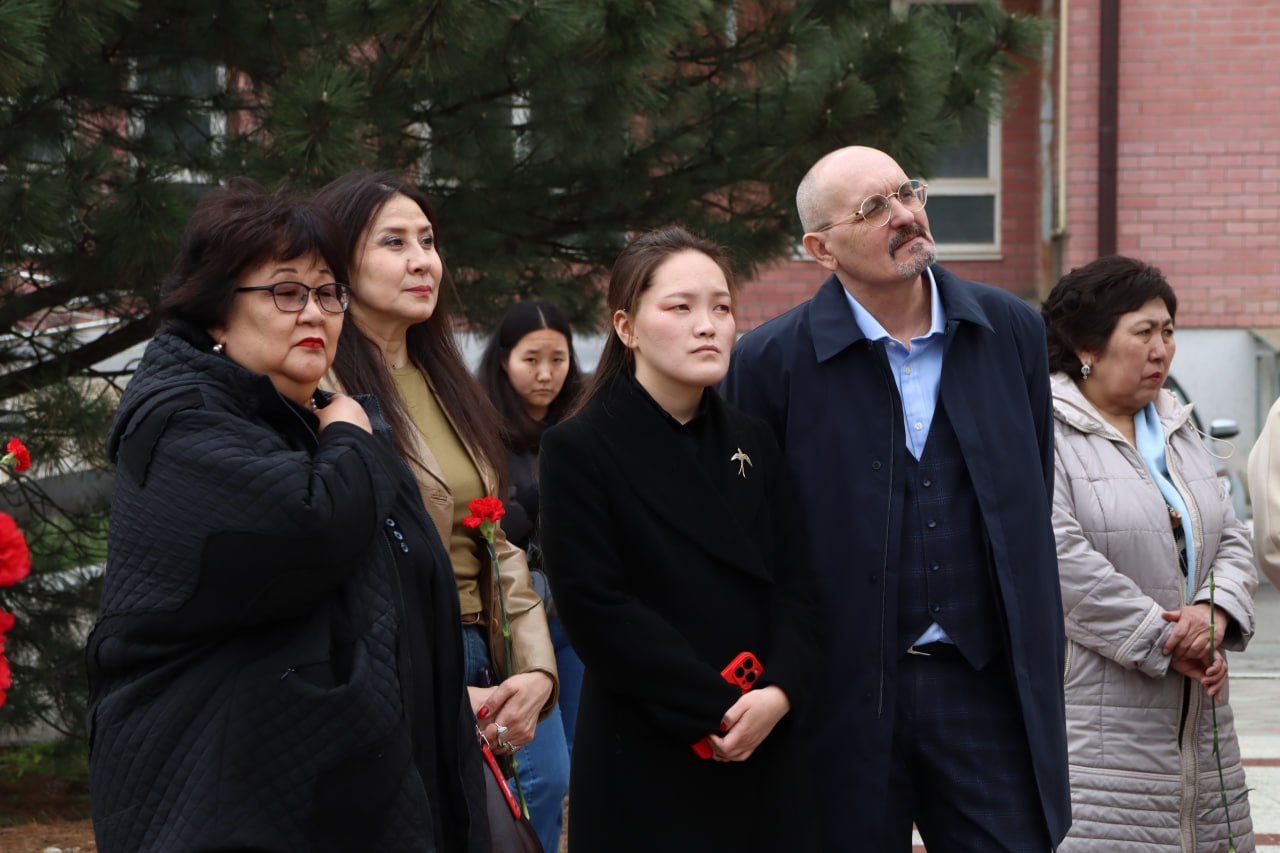 В Калмыкии возложили цветы к скульптуре актера В Калмыкии возложили цветы к скульптуре актера