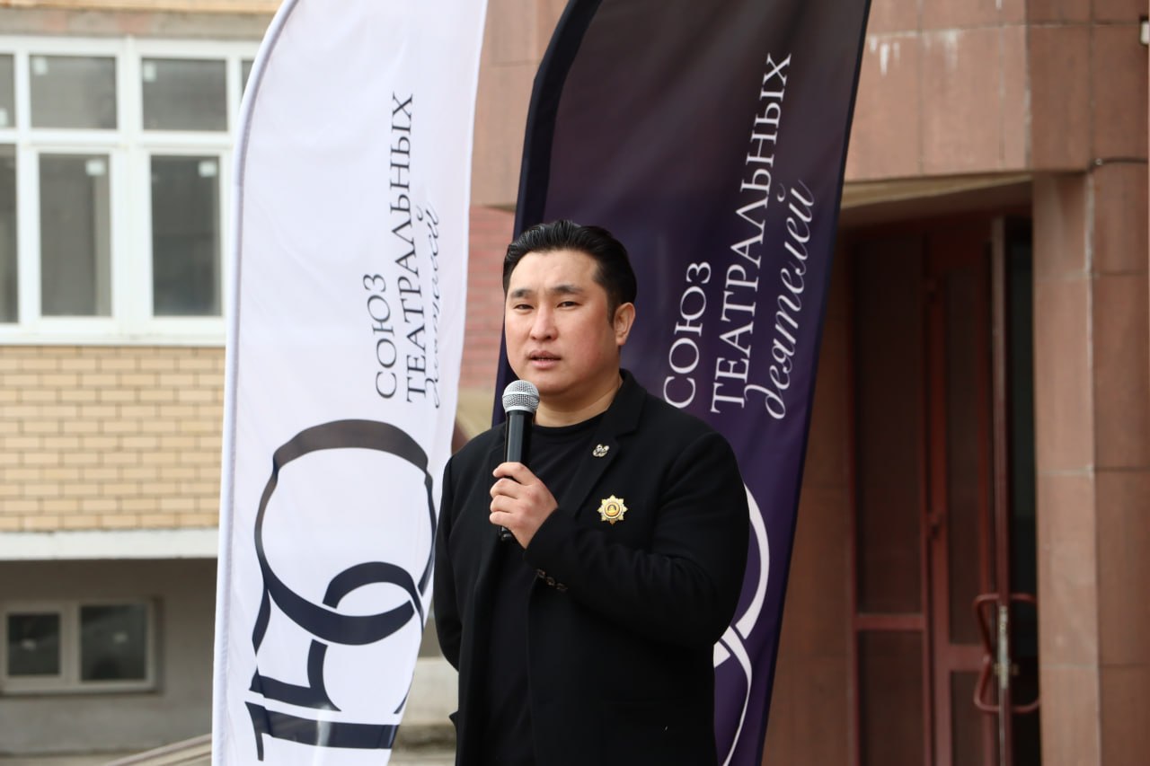 В Калмыкии возложили цветы к скульптуре актера В Калмыкии возложили цветы к скульптуре актера