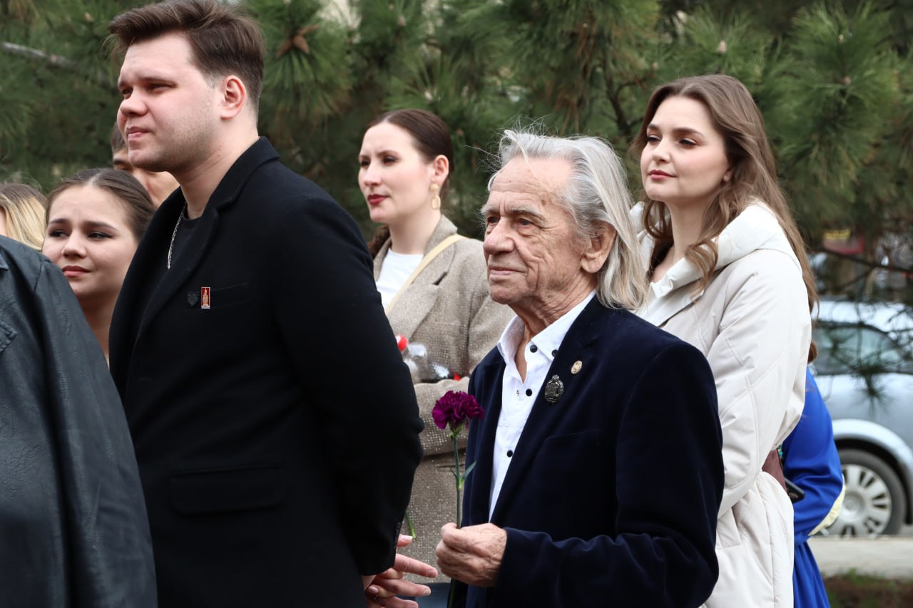 В Калмыкии возложили цветы к скульптуре актера В Калмыкии возложили цветы к скульптуре актера