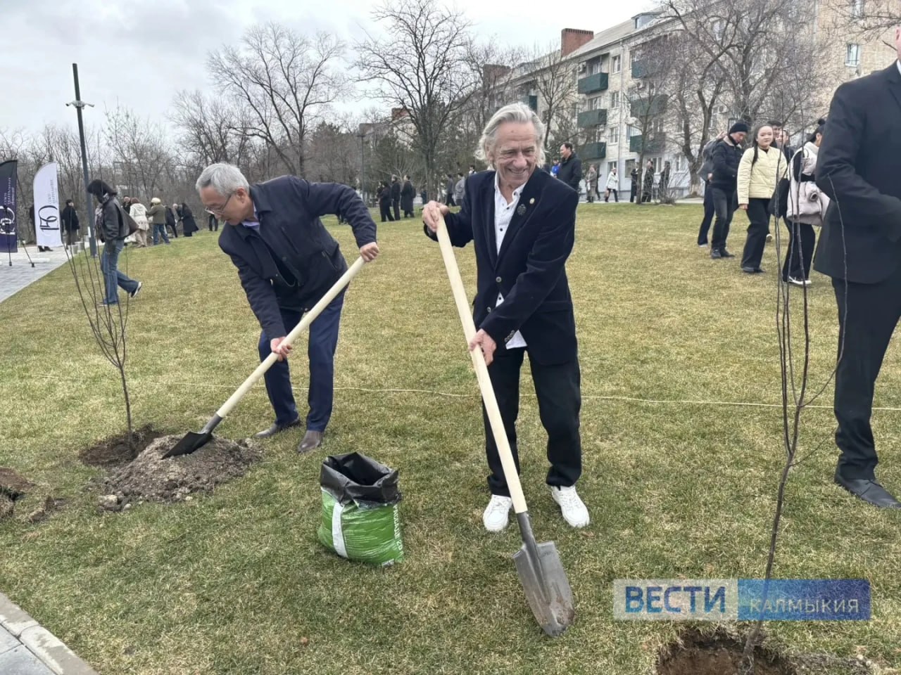 В День театра в Элисте высаживают аллеи Союза театральных деятелей России В День театра в Элисте высаживают аллеи Союза театральных деятелей России