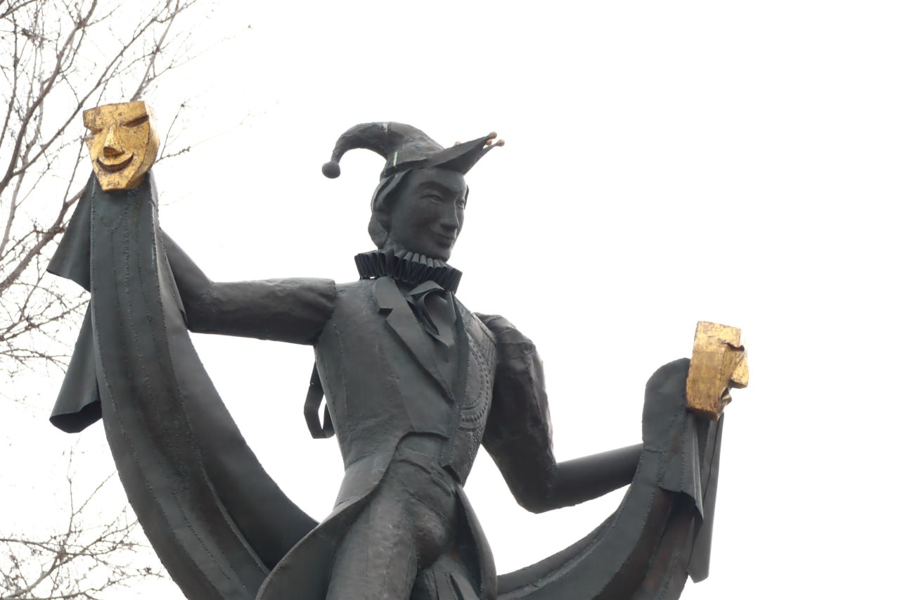 В Калмыкии возложили цветы к скульптуре актера