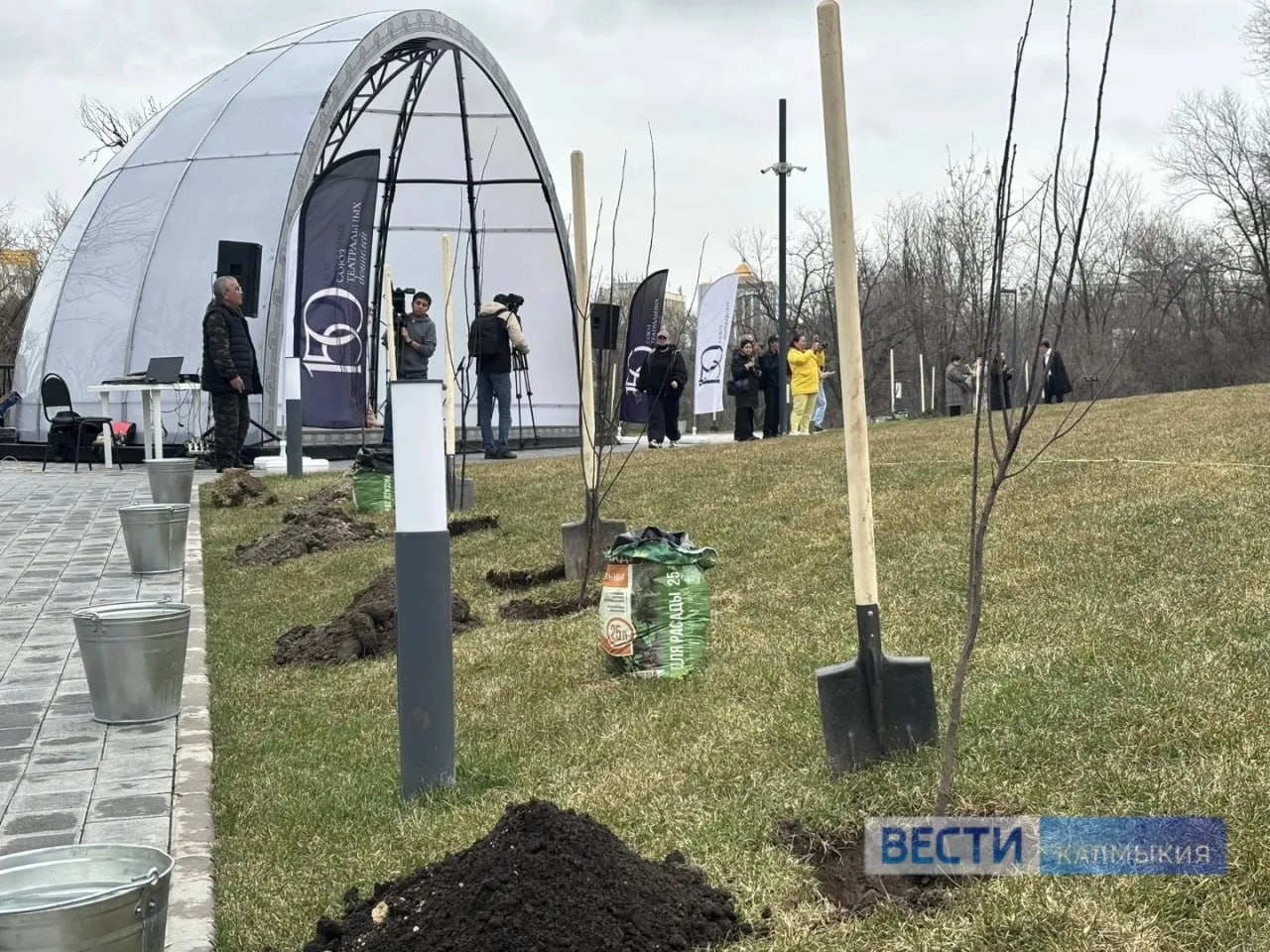 В День театра в Элисте высаживают аллеи Союза театральных деятелей России В День театра в Элисте высаживают аллеи Союза театральных деятелей России
