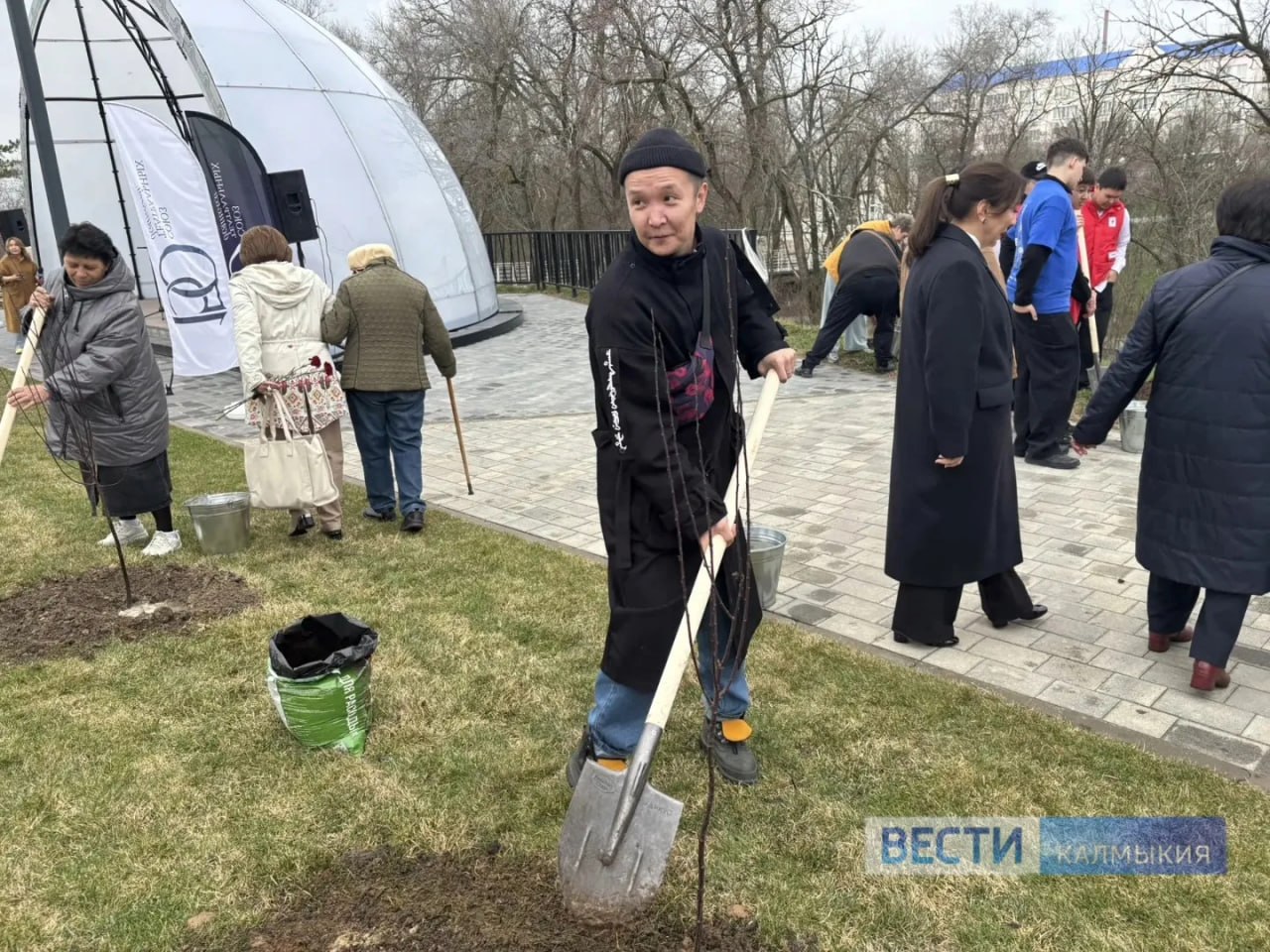 В День театра в Элисте высаживают аллеи Союза театральных деятелей России В День театра в Элисте высаживают аллеи Союза театральных деятелей России