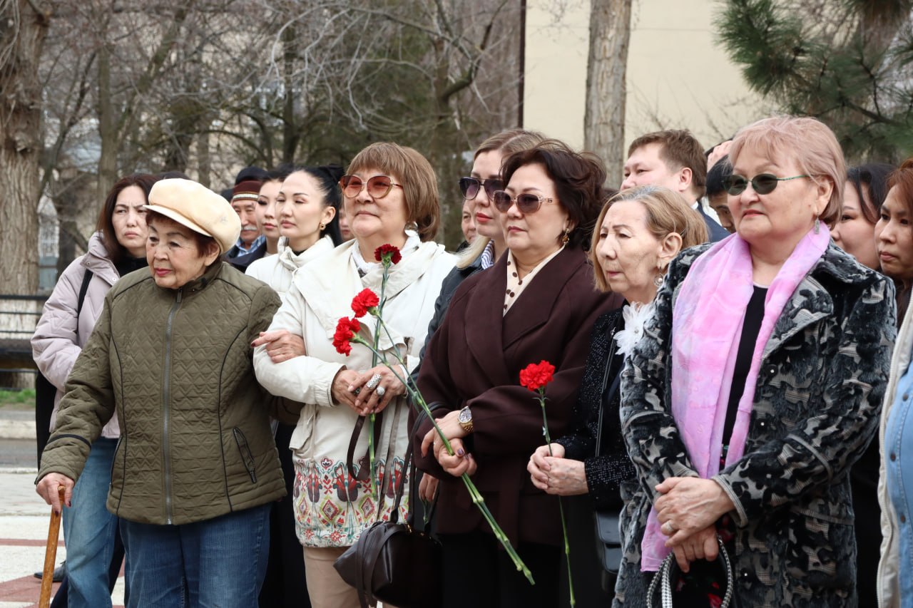 В Калмыкии возложили цветы к скульптуре актера В Калмыкии возложили цветы к скульптуре актера