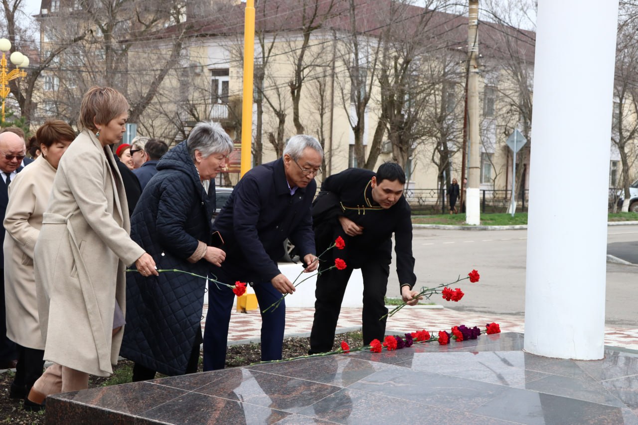 В Калмыкии возложили цветы к скульптуре актера В Калмыкии возложили цветы к скульптуре актера