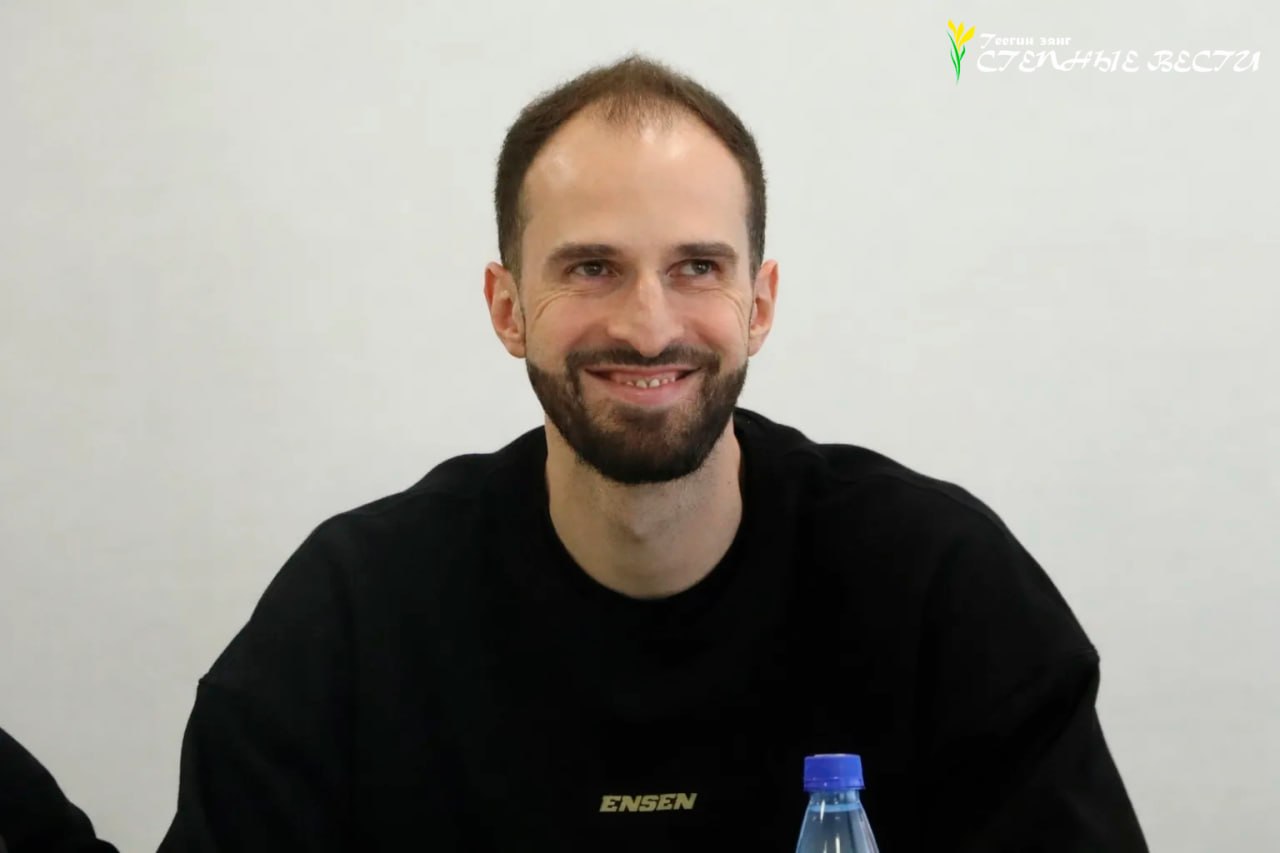 В спортзале РКСШОР продолжается мастер-класс Александра Волкова В спортзале РКСШОР продолжается мастер-класс Александра Волкова