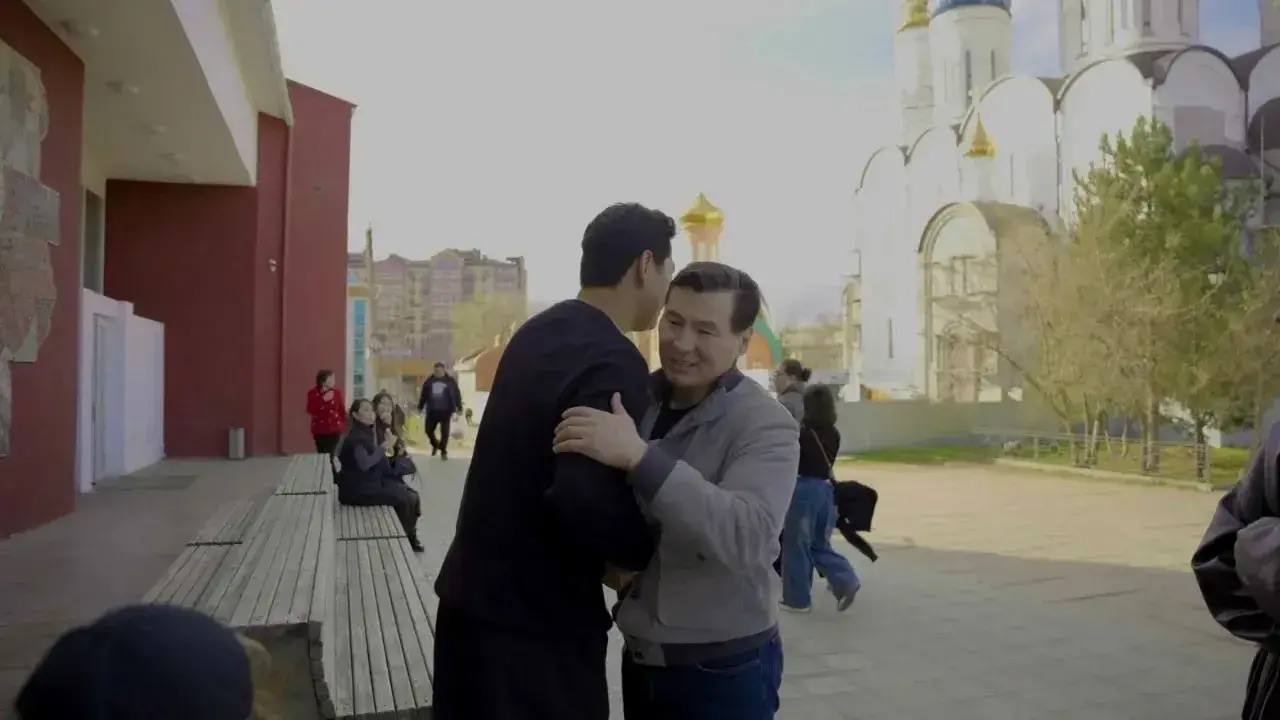 Бату Хасиков: Поздравляю нашего земляка, знаменитого актера театра и кино, кинорежиссера и продюсера Евгения Сангаджиева с выходом его новой режиссерской работы «Космическая собака Лида»