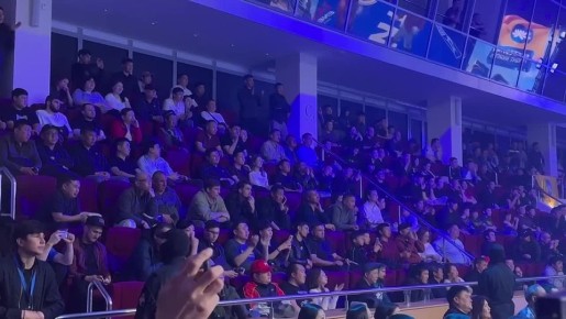 «Уралан, хальмгуд!». Болельщики Ойрат-Арены также ведут борьбу с Магомедовым