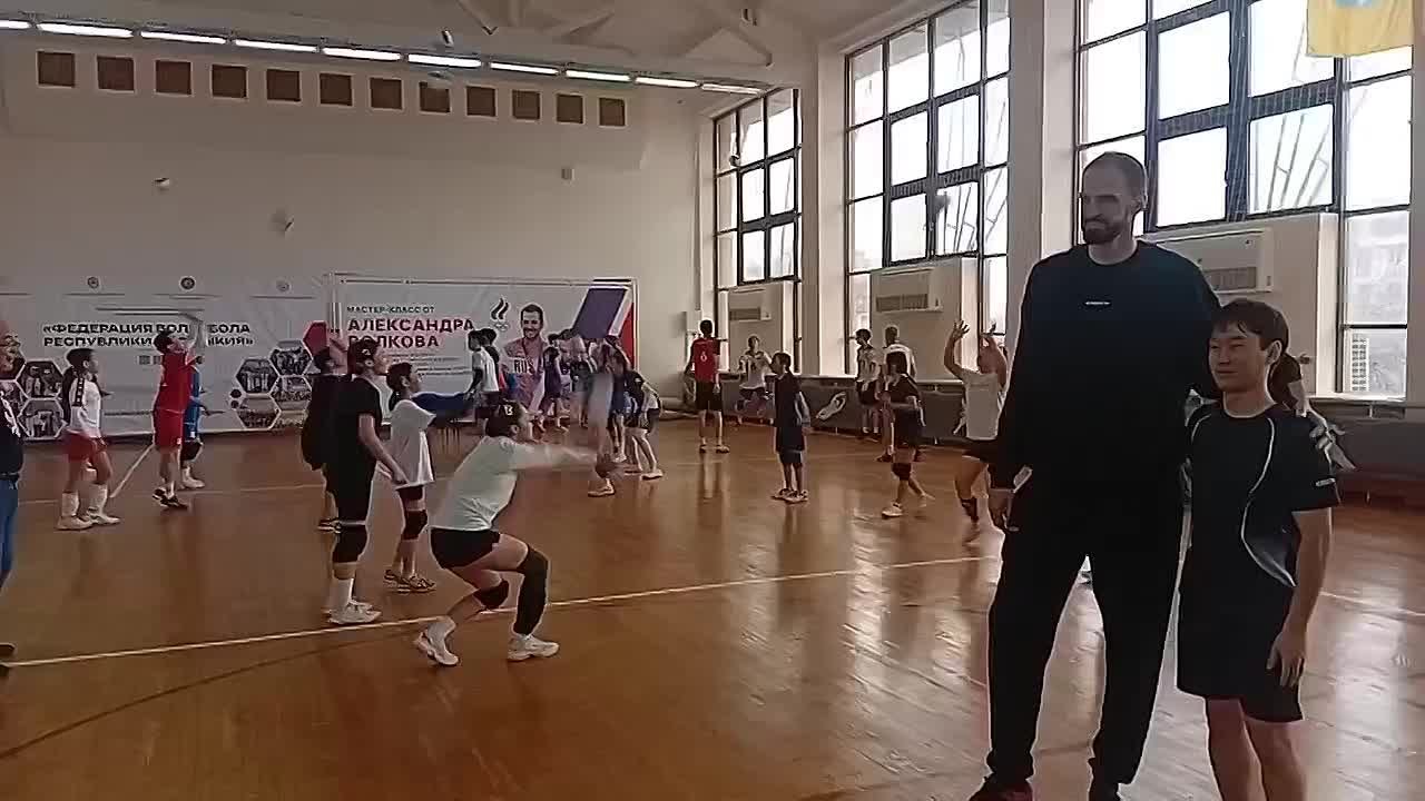 Сегодня в Элисте мастер-класс для спортсменов республики проводит олимпийский чемпион и бронзовый призер Олимпийских игр, заслуженный мастер спорта России по волейболу Александр Волков