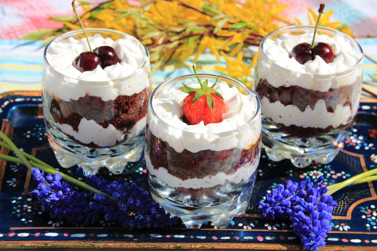 Нежный шоколадный трайфл – идеальный десерт для весеннего пикника