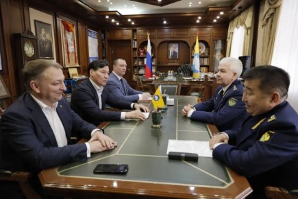 Глава Калмыкии Бату Хасиков провел рабочую встречу с руководителем Нижне-Волжского управления Ростехнадзора Юрием Петровичем Кулиничевым