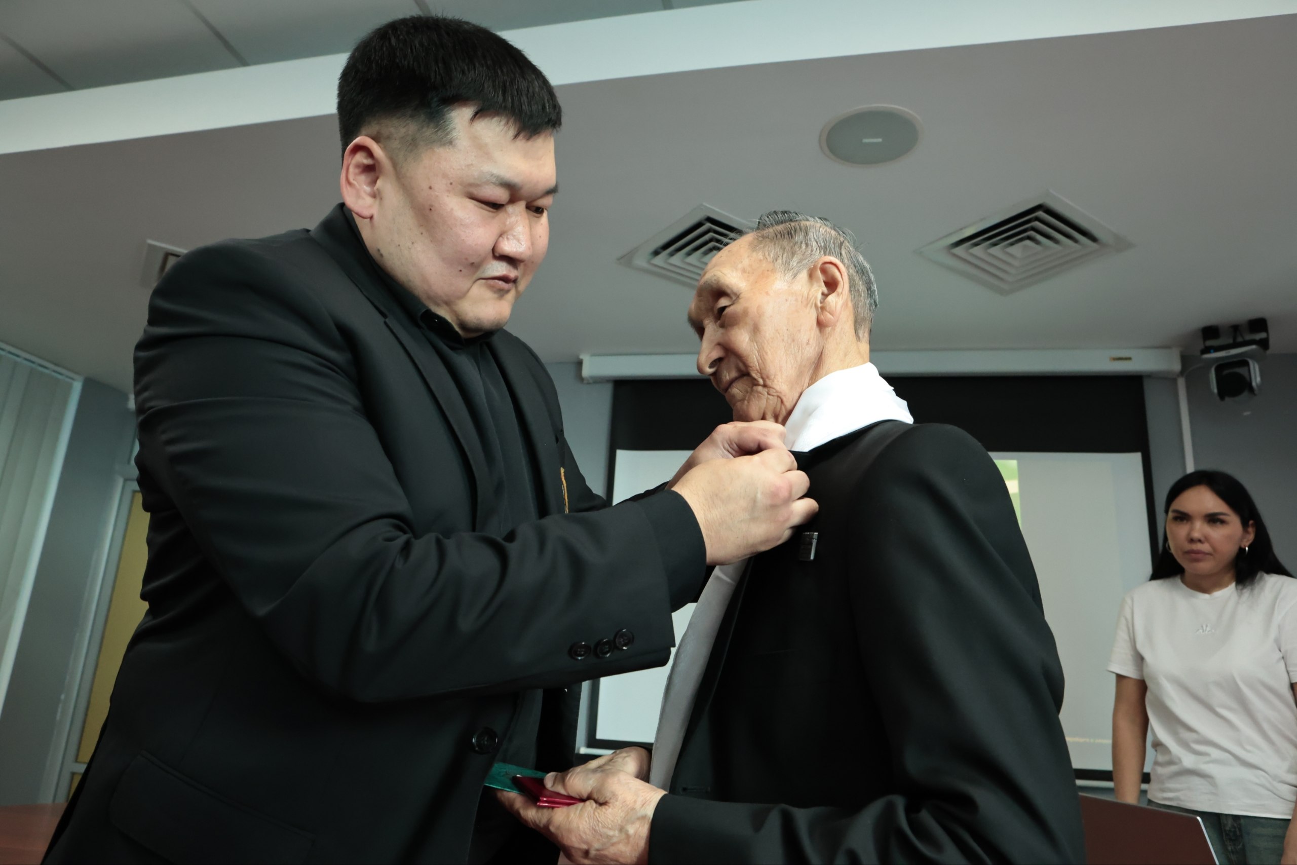 Сегодня в конференц-зале «Ойрат-Арены» состоялось торжественное чествование человека, чье имя неразрывно связано с историей физической культуры и спорта Калмыкии — Замбаева Николая Убушаевича Сегодня в конференц-зале «Ойрат-Арены» состоялось торжественное чествование человека, чье имя неразрывно связано с историей физической культуры и спорта Калмыкии — Замбаева Николая Убушаевича