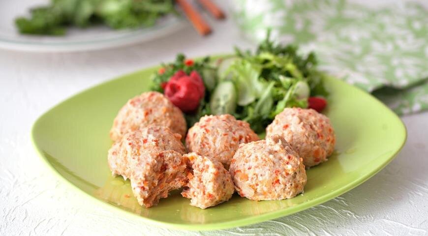 Куриные котлеты с овощами на пару