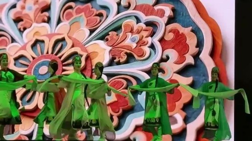 Между сценами путешествий Намсыра и Заяны на сцену выходят известные ансамбли Калмыкии