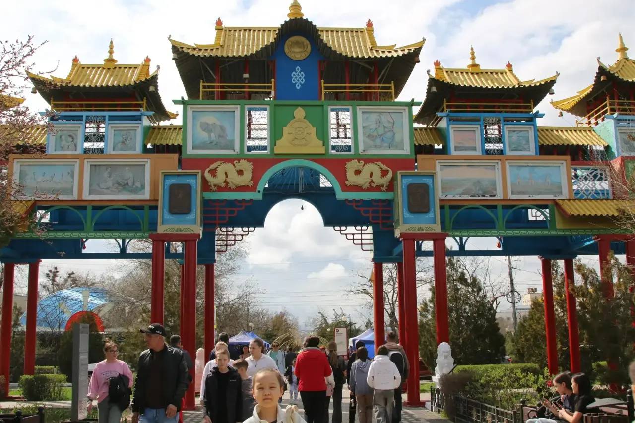 «Ирхитн эрнвидн!» — «Добро пожаловать!» «Ирхитн эрнвидн!» — «Добро пожаловать!»