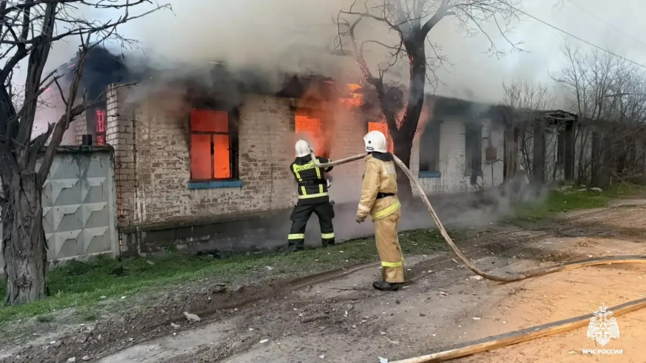 В Сарпинском районе потушили пожар в заброшенном здании В Сарпинском районе потушили пожар в заброшенном здании