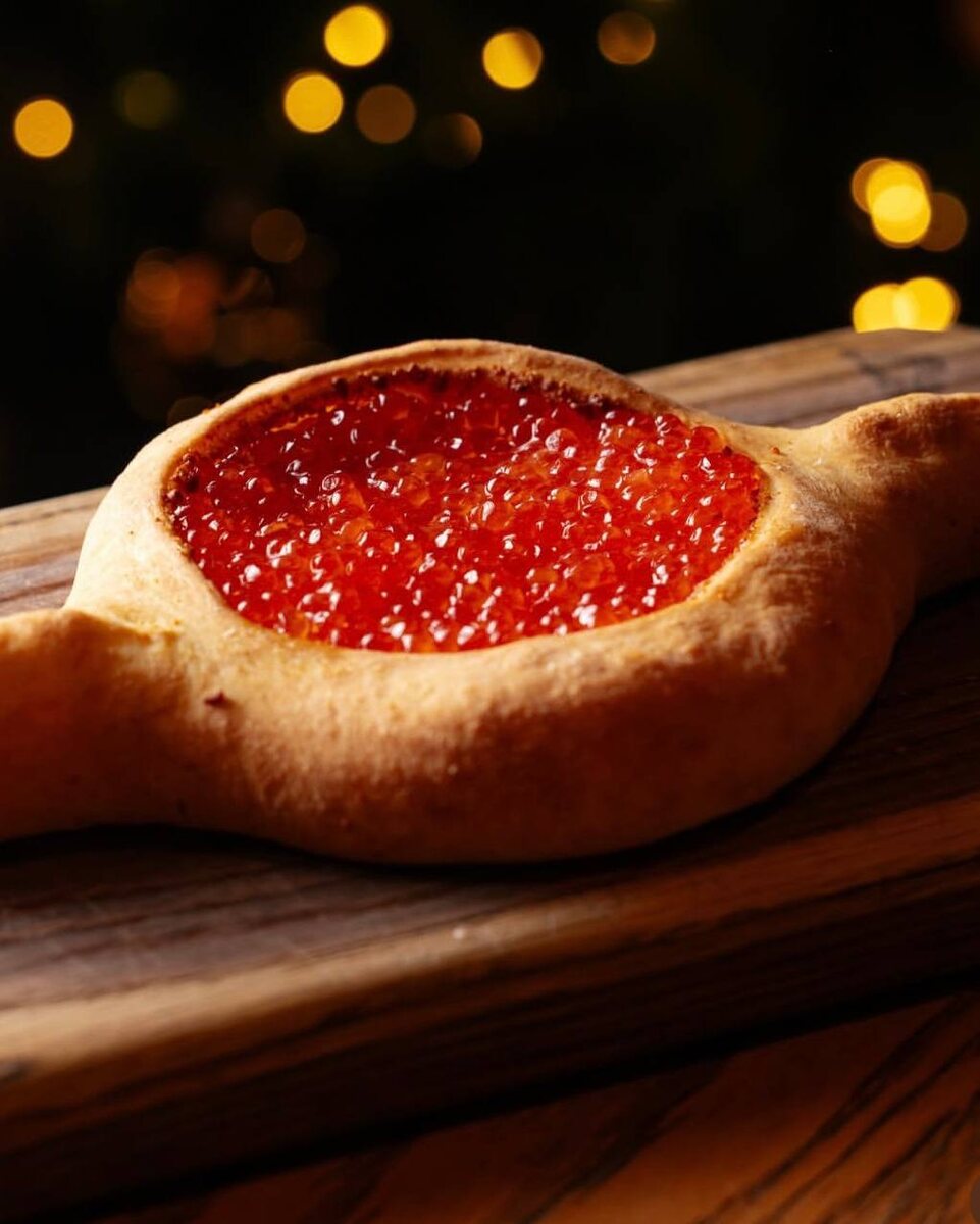 Волшебство новогоднего стола: хачапури по-аджарски с красной икрой