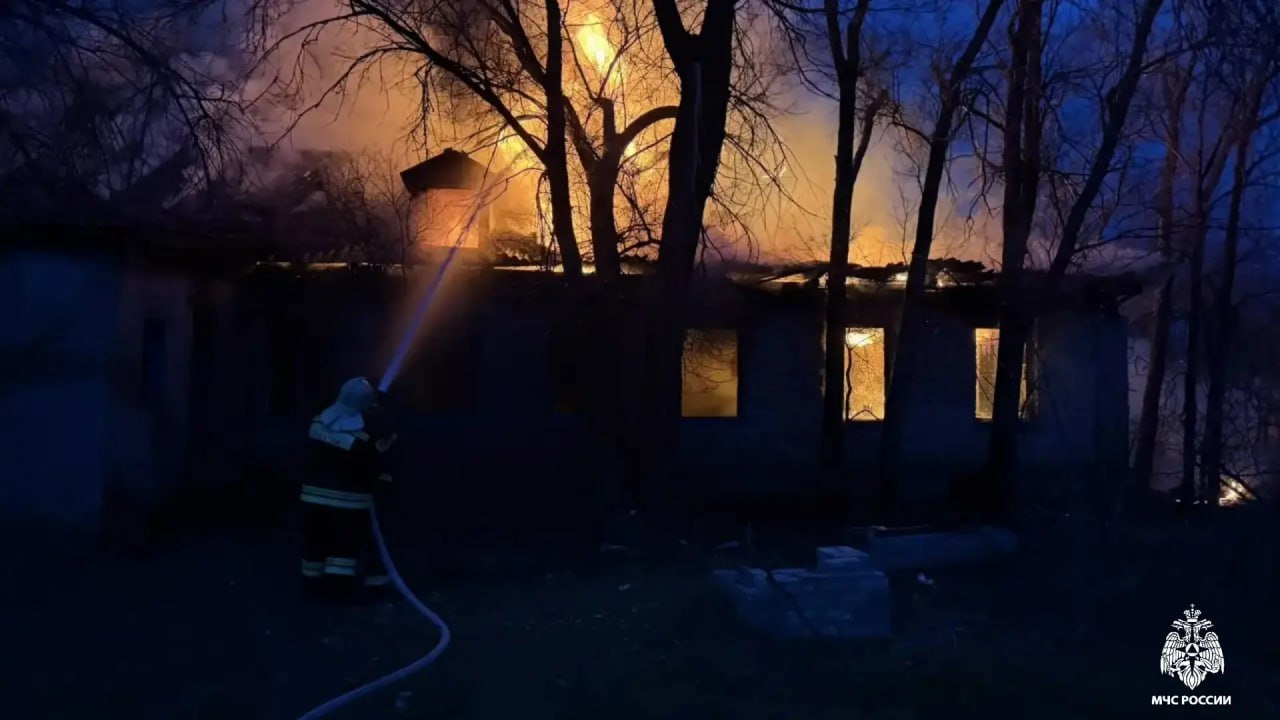 В Сарпинском районе потушили пожар в заброшенном здании В Сарпинском районе потушили пожар в заброшенном здании