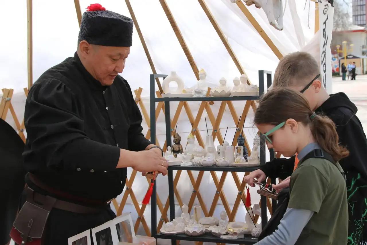 «Ирхитн эрнвидн!» — «Добро пожаловать!» «Ирхитн эрнвидн!» — «Добро пожаловать!»