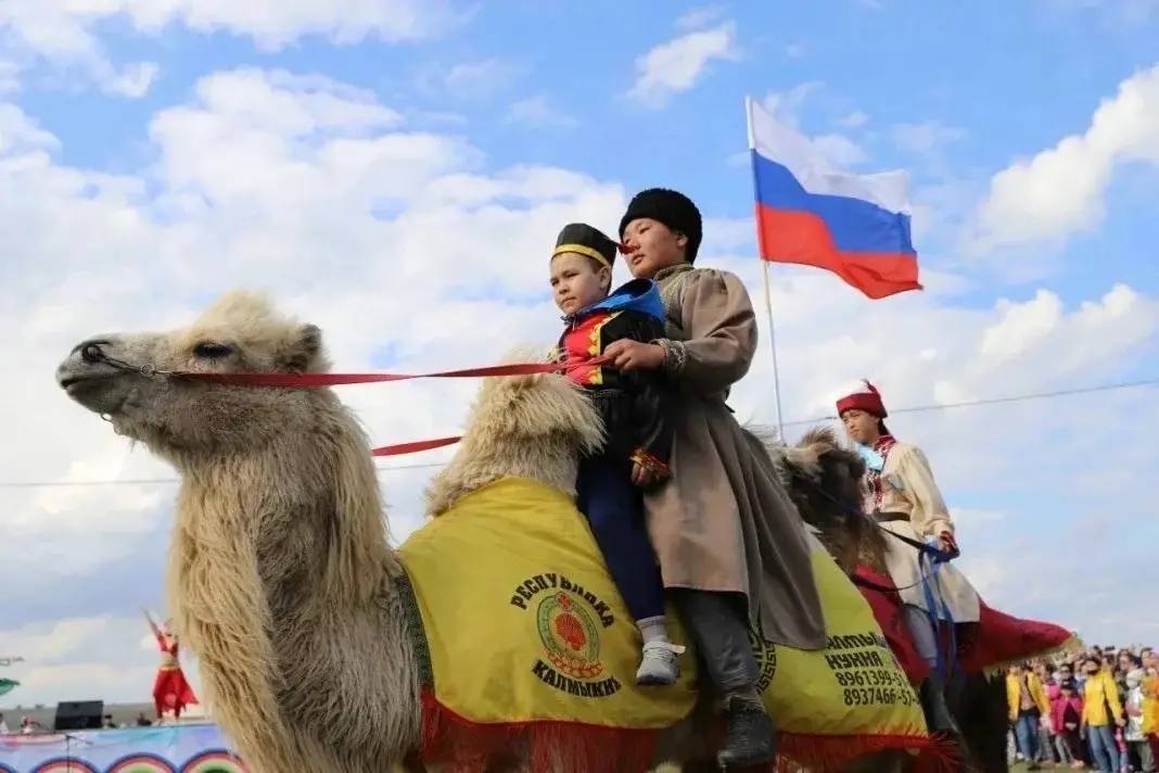 «Ирхитн эрнвидн!» — «Добро пожаловать!» «Ирхитн эрнвидн!» — «Добро пожаловать!»