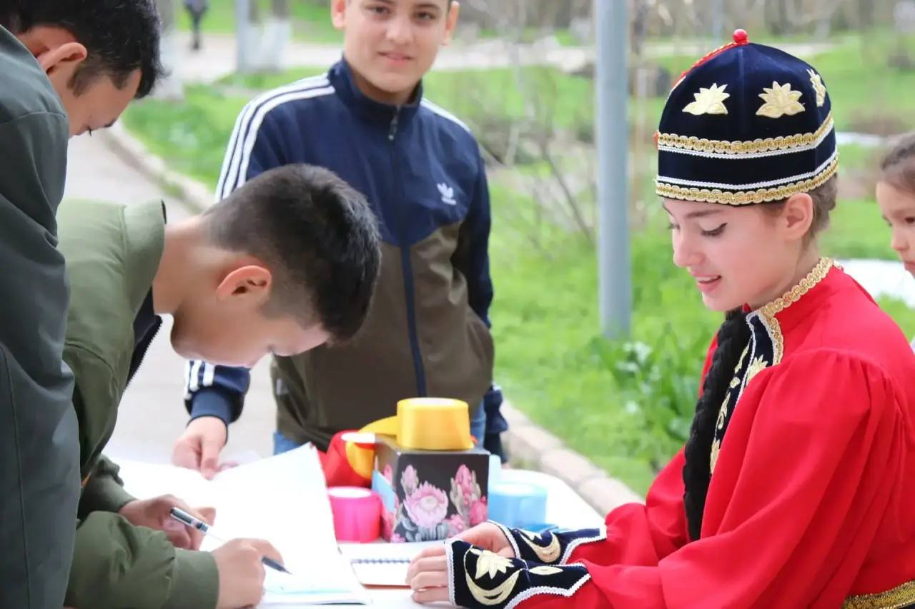 «Ирхитн эрнвидн!» — «Добро пожаловать!» «Ирхитн эрнвидн!» — «Добро пожаловать!»