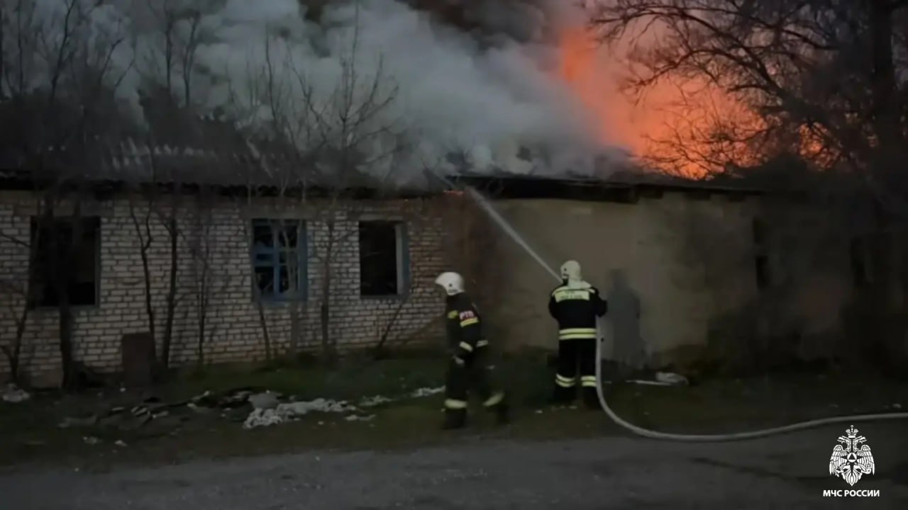 В Сарпинском районе потушили пожар в заброшенном здании В Сарпинском районе потушили пожар в заброшенном здании