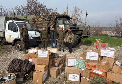 Малодербетовский район передал гуманитарную помощь бойцам СВО