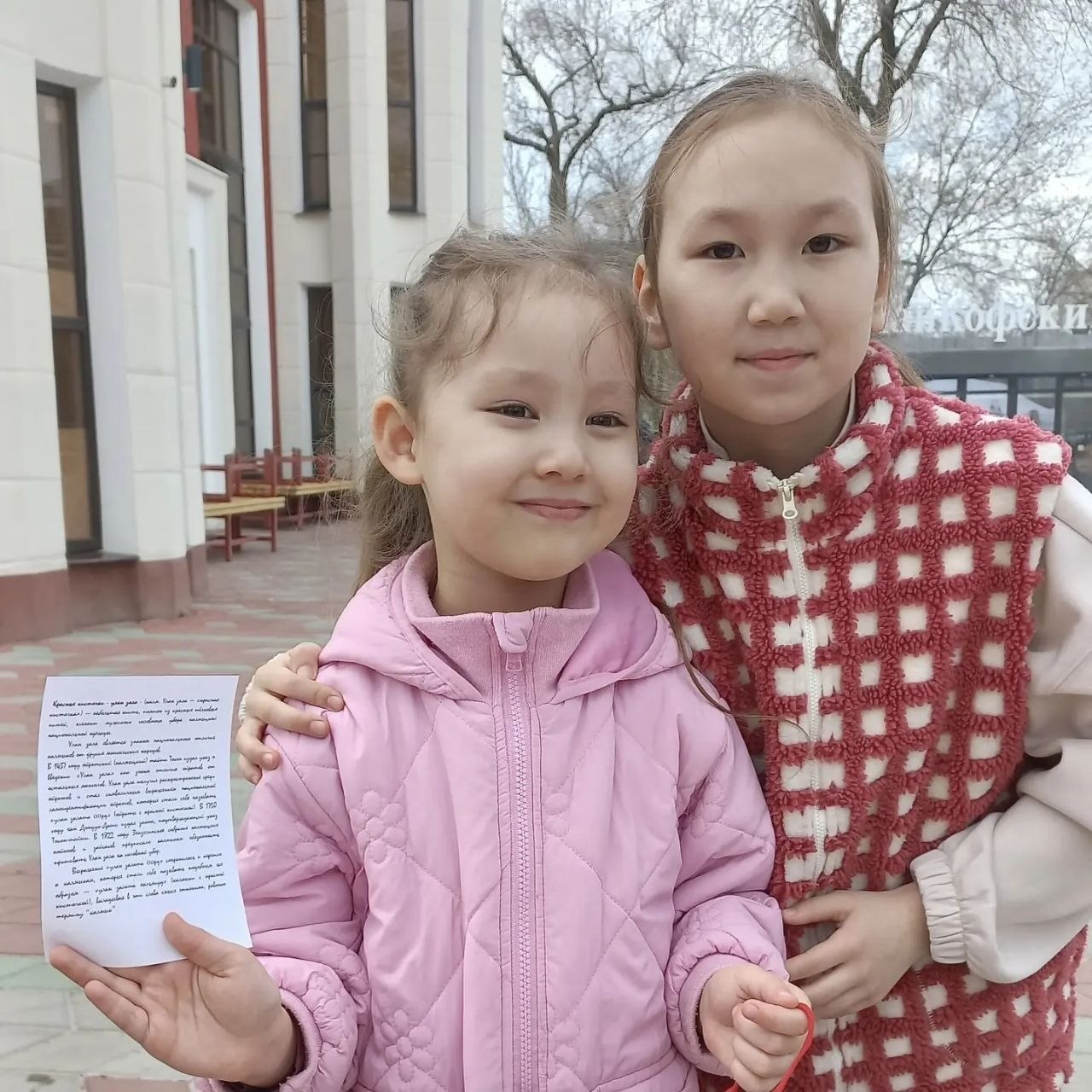 А вы заметили, что в дни проведения Фестиваля тюльпанов у Культурного центра «Родина» серебряные волонтеры проводят мастер-классы А вы заметили, что в дни проведения Фестиваля тюльпанов у Культурного центра «Родина» серебряные волонтеры проводят мастер-классы