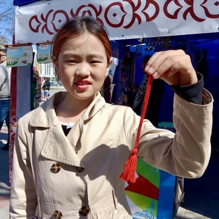 А вы заметили, что в дни проведения Фестиваля тюльпанов у Культурного центра «Родина» серебряные волонтеры проводят мастер-классы А вы заметили, что в дни проведения Фестиваля тюльпанов у Культурного центра «Родина» серебряные волонтеры проводят мастер-классы