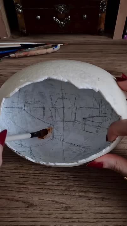 Оригинальная идея к Пасхе — миниатюрные картины внутри яичной скорлупы