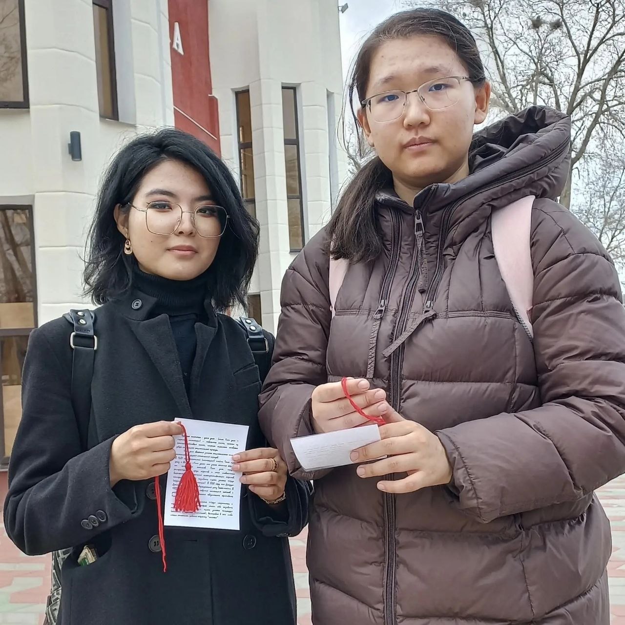 А вы заметили, что в дни проведения Фестиваля тюльпанов у Культурного центра «Родина» серебряные волонтеры проводят мастер-классы А вы заметили, что в дни проведения Фестиваля тюльпанов у Культурного центра «Родина» серебряные волонтеры проводят мастер-классы