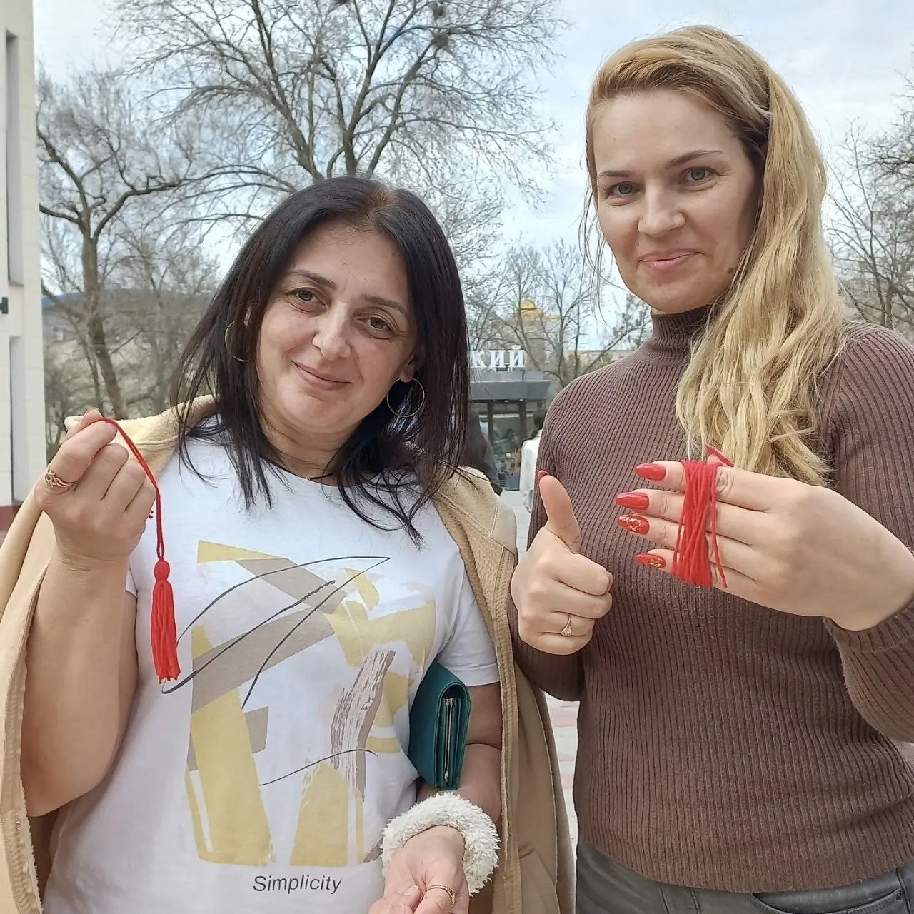 А вы заметили, что в дни проведения Фестиваля тюльпанов у Культурного центра «Родина» серебряные волонтеры проводят мастер-классы А вы заметили, что в дни проведения Фестиваля тюльпанов у Культурного центра «Родина» серебряные волонтеры проводят мастер-классы