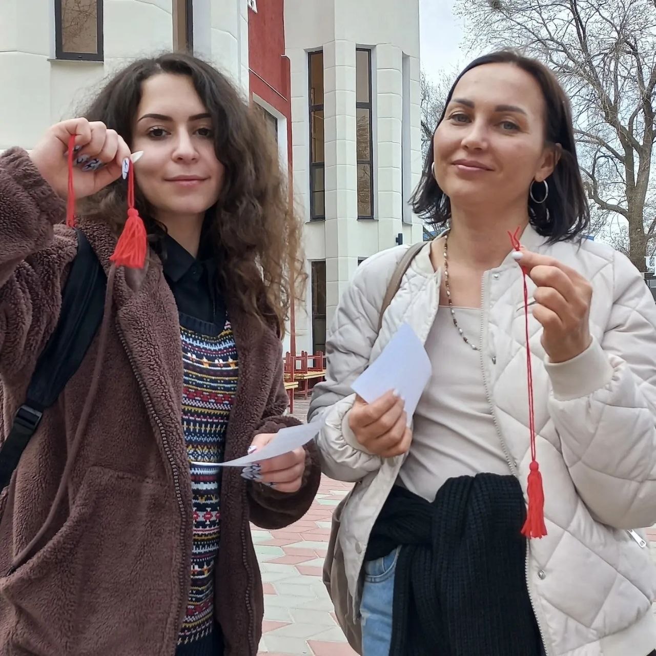 А вы заметили, что в дни проведения Фестиваля тюльпанов у Культурного центра «Родина» серебряные волонтеры проводят мастер-классы