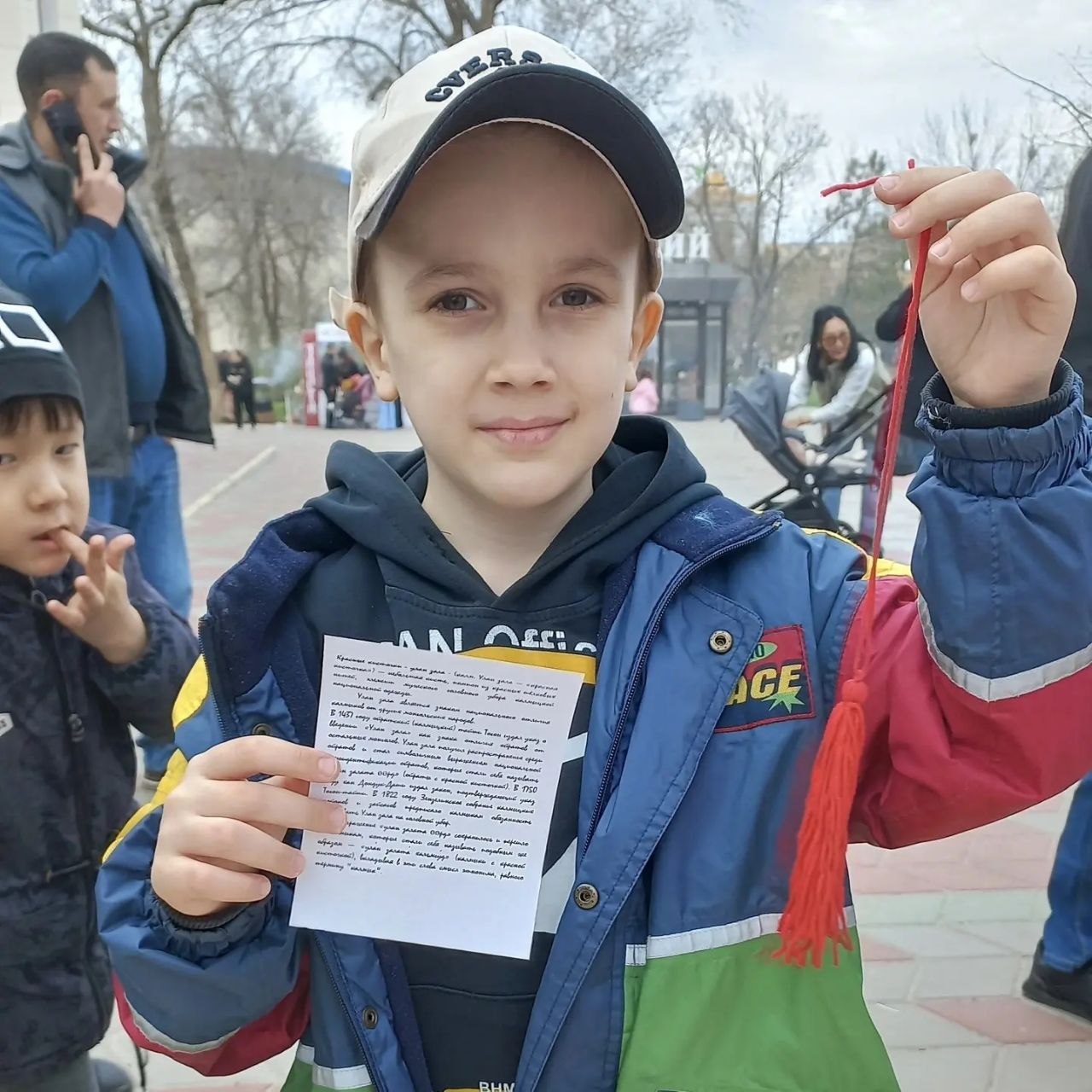 А вы заметили, что в дни проведения Фестиваля тюльпанов у Культурного центра «Родина» серебряные волонтеры проводят мастер-классы А вы заметили, что в дни проведения Фестиваля тюльпанов у Культурного центра «Родина» серебряные волонтеры проводят мастер-классы