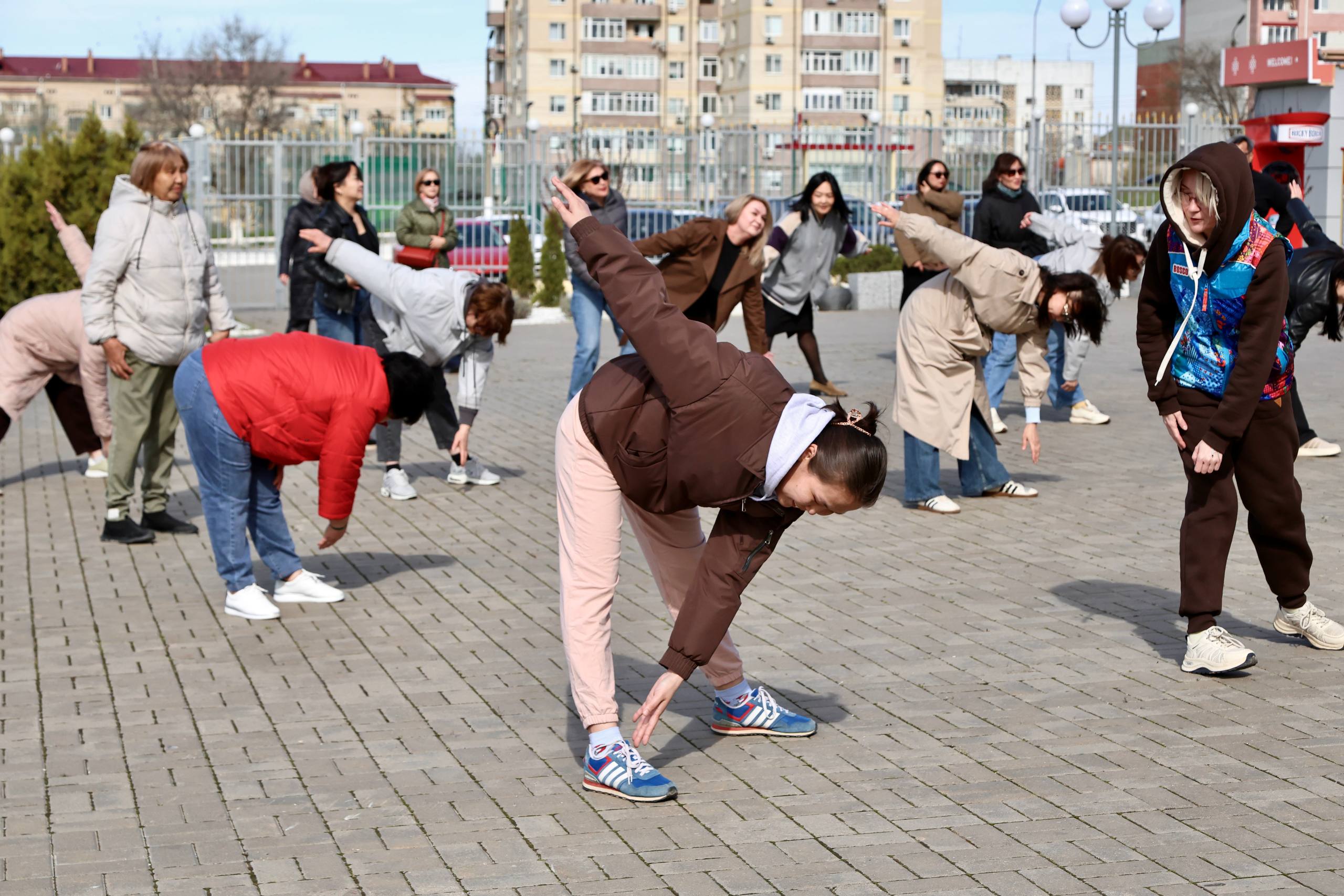 Сегодня зарядку в рамках Фестиваля тюльпанов и всероссийской акции «Будь здоров!» для жителей и гостей республики провела Гучинова Цагана Сегодня зарядку в рамках Фестиваля тюльпанов и всероссийской акции «Будь здоров!» для жителей и гостей республики провела Гучинова Цагана