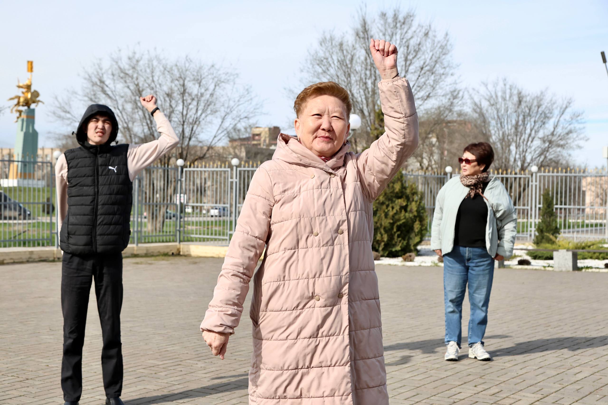 Сегодня зарядку в рамках Фестиваля тюльпанов и всероссийской акции «Будь здоров!» для жителей и гостей республики провела Гучинова Цагана Сегодня зарядку в рамках Фестиваля тюльпанов и всероссийской акции «Будь здоров!» для жителей и гостей республики провела Гучинова Цагана