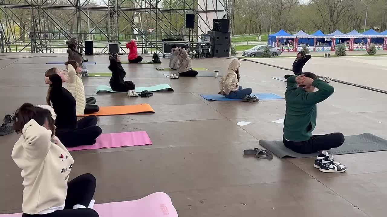 Фестиваль тюльпанов в Калмыкии продолжается Уже традиционно он начался с йоги на свежем воздухе на площади Победы