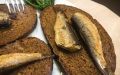 Роллы на скорую руку: шпроты и черный хлеб — идеальная закуска для любого стола