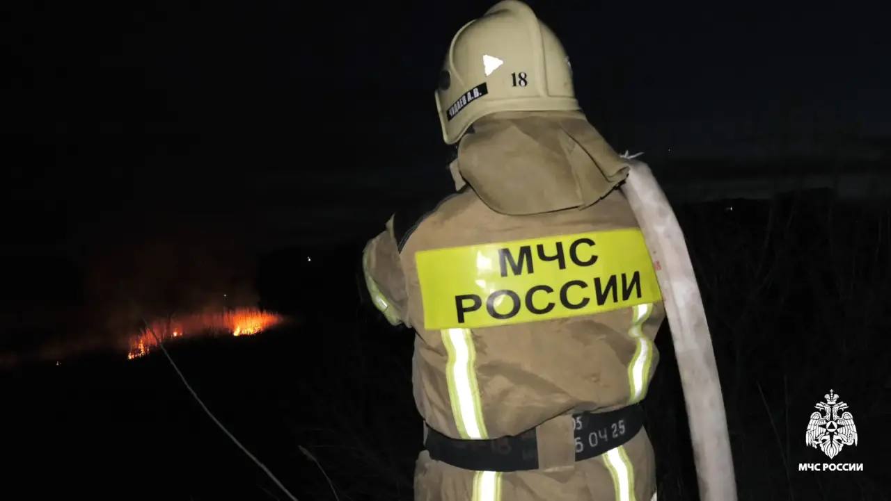 В Элисте оперативно ликвидировали возгорание камыша в районе Сити-Чесс